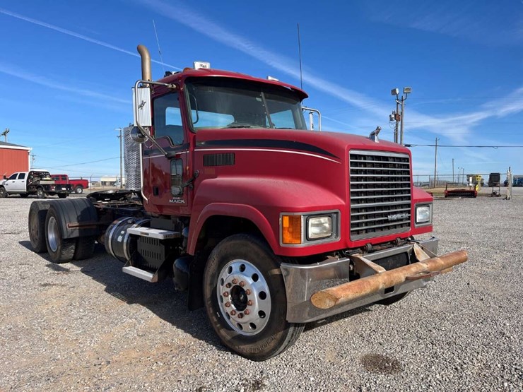 2012-mack-chu613-image-3