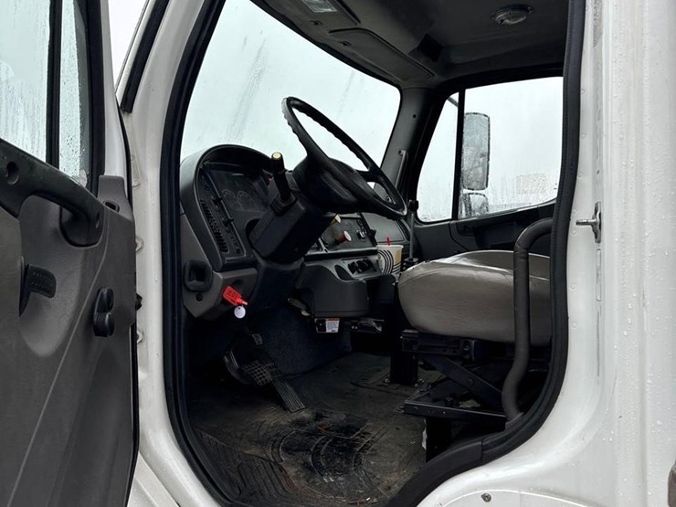 freightliner-business-class-m2-106-image-14