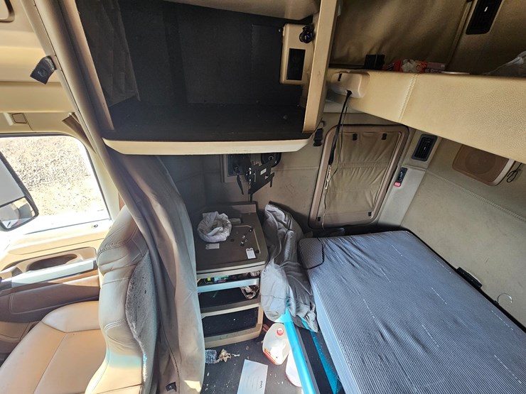 2021-kenworth-t680-image-57