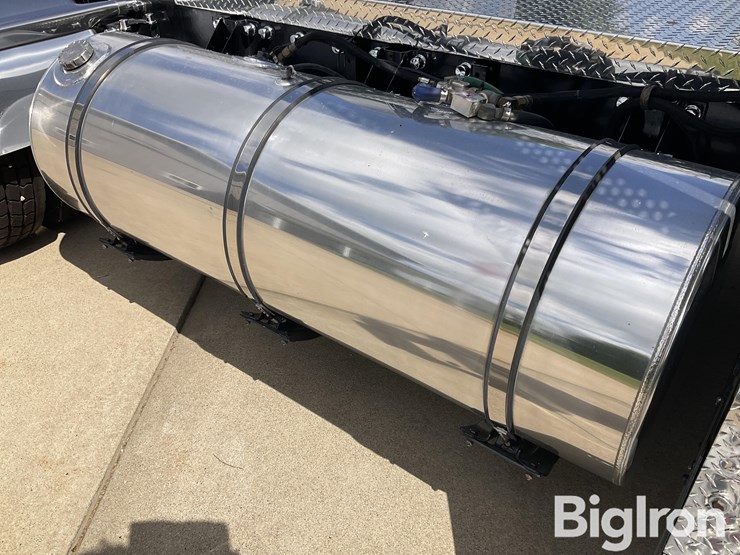 2017-kenworth-w900l-image-16