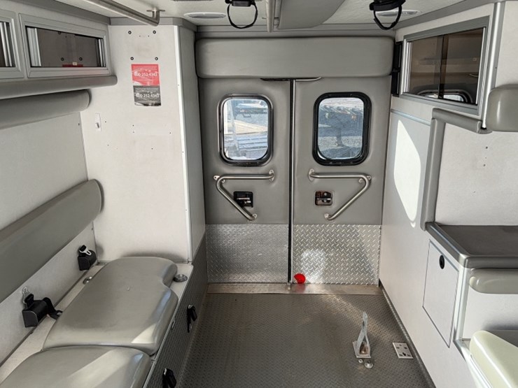 2004-ford-e450-image-10