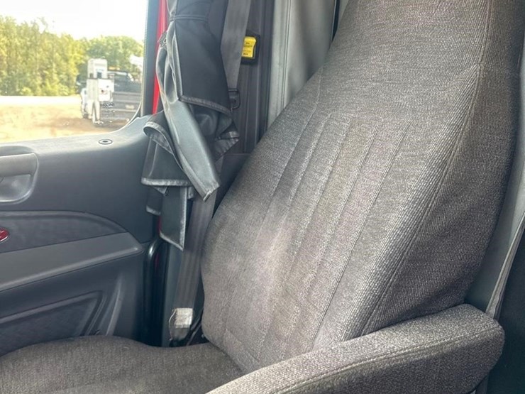 2016-peterbilt-579-image-24