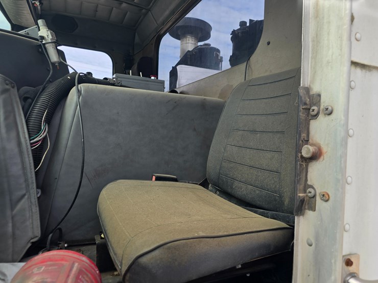 2003-peterbilt-320-image-66