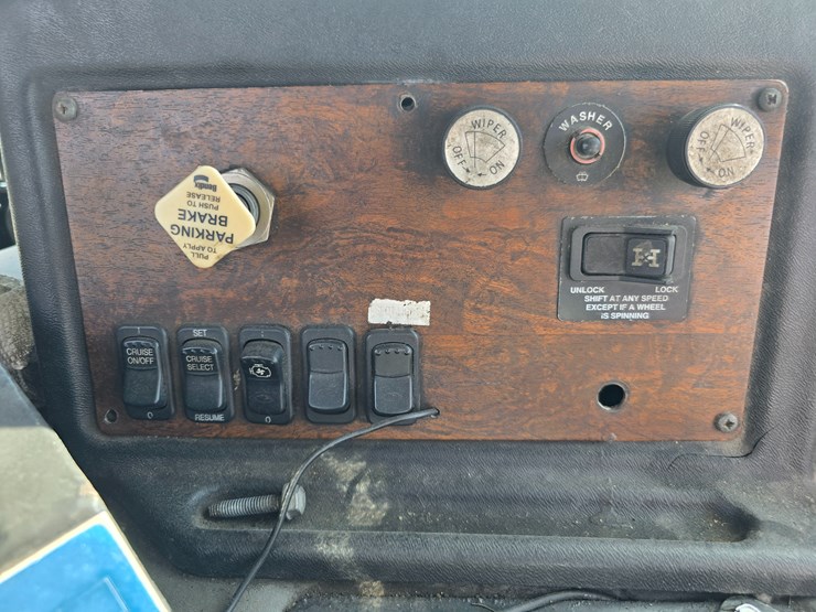 2003-peterbilt-320-image-64