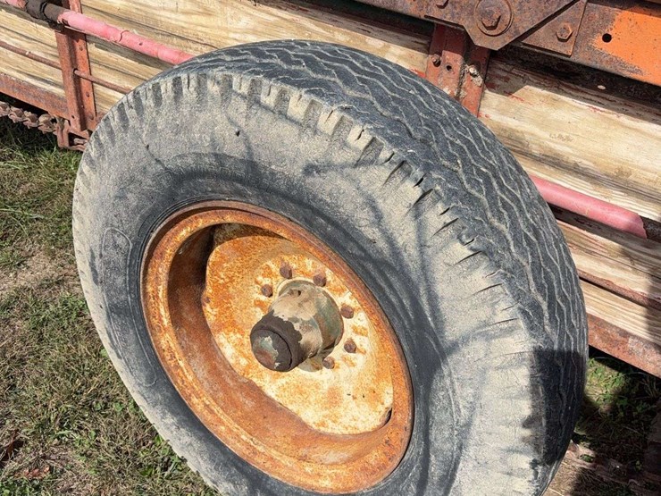 new-idea-manure-spreader,-single-axle,-wood-floor,-540pto,-has-a-hole-in-floor,-is-in-working-order,-just-needs-a-new-floor,-hyd.-slop/end-gate,-rear-beater-image-9