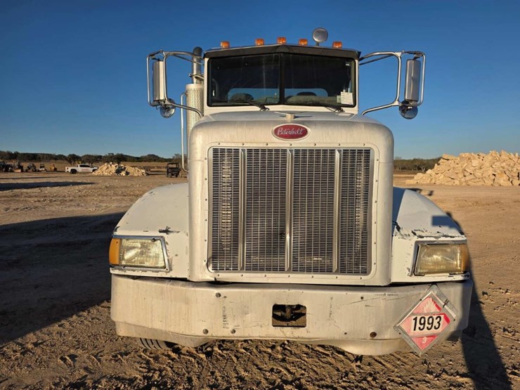 peterbilt-385-image-2