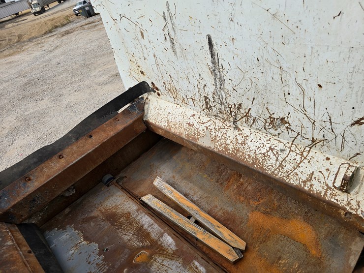 2003-peterbilt-320-image-92