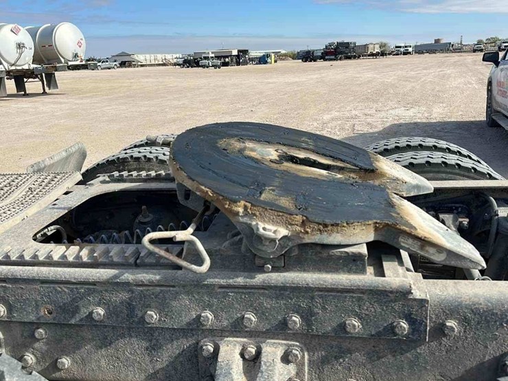 2001-peterbilt-379-image-7