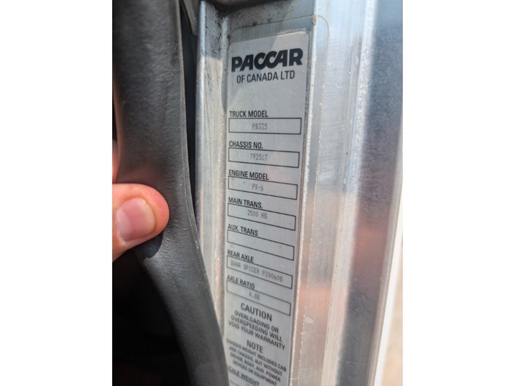 peterbilt-335-image-26