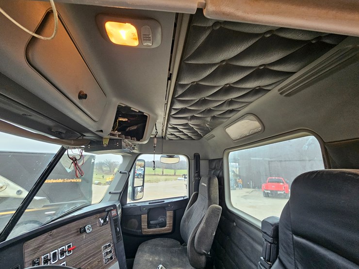 freightliner-122sd-image-77