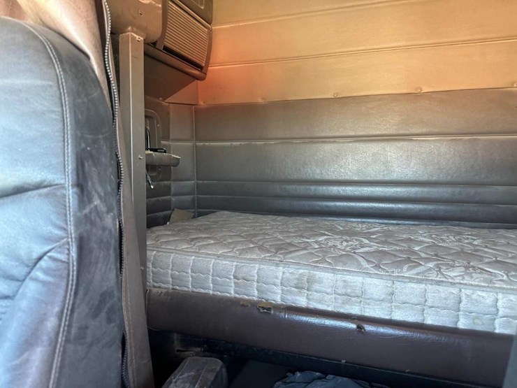 2006-peterbilt-379-image-9