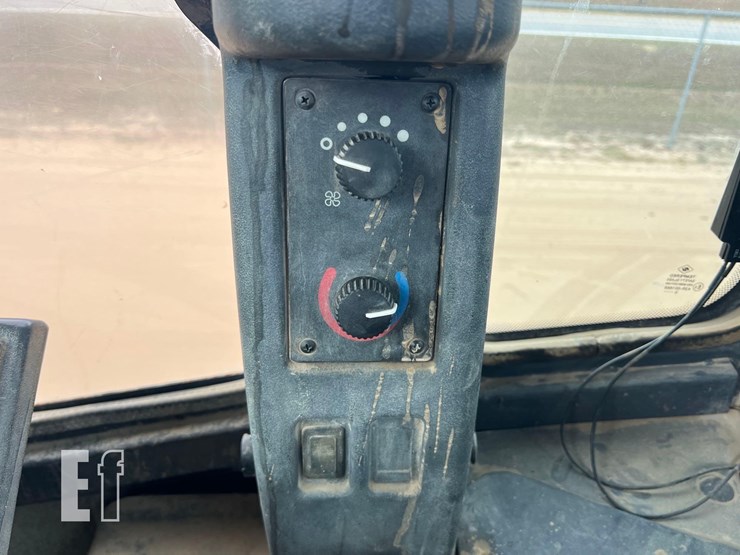 2011-deere-544k-image-31