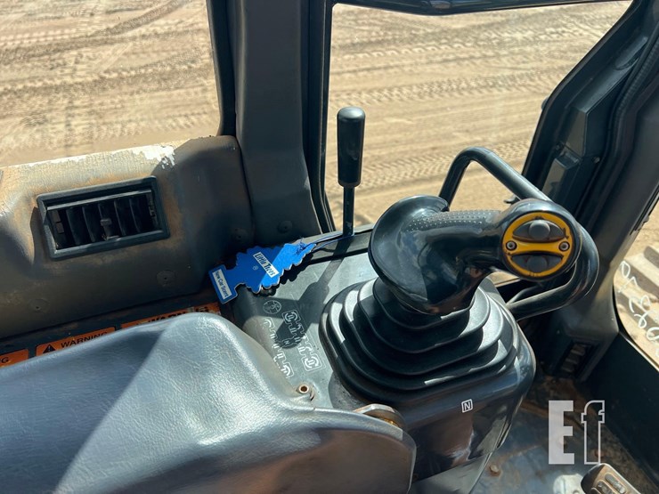 2005-komatsu-d39px-21-image-32