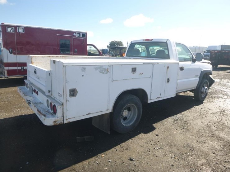 2005-chevrolet-3500-image-3
