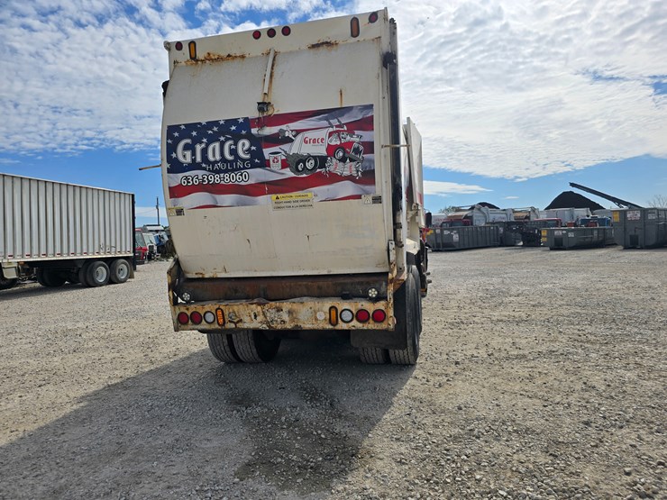 2005-peterbilt-320-image-15