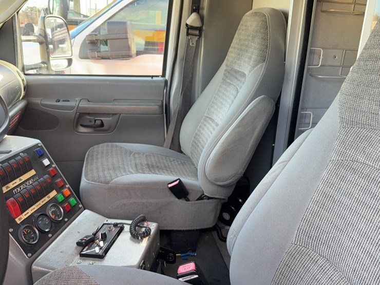 2004-ford-e450-image-16