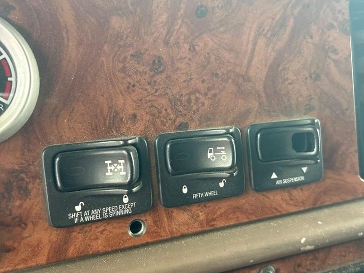 peterbilt-384-image-43