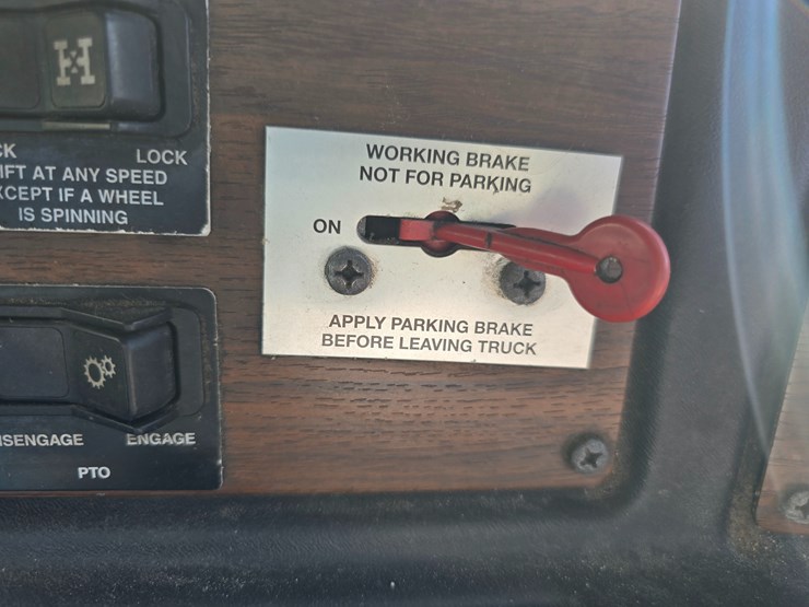 2013-peterbilt-320-image-51