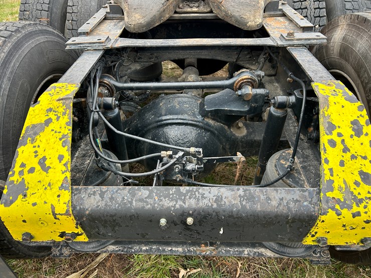 #95-•-volvo-semi-image-26