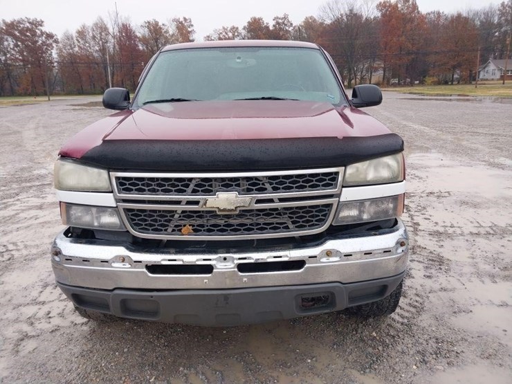 2005-chevrolet-silverado-2500-image-2