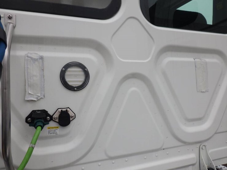 freightliner-cascadia-126-image-17