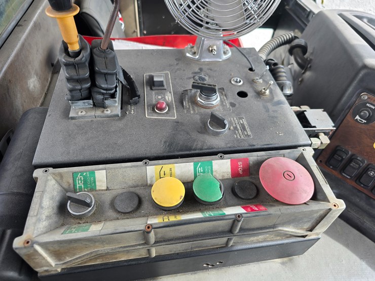 2005-peterbilt-320-image-47