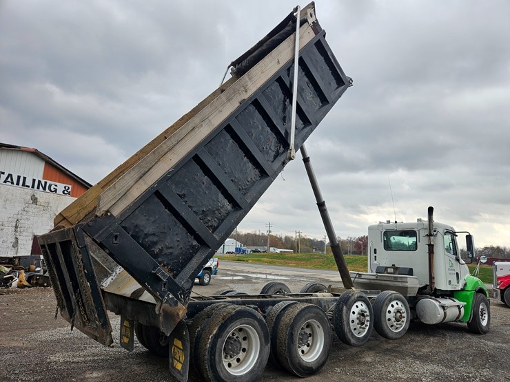 freightliner-columbia-120-image-37