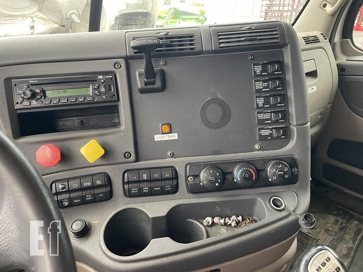 2014-freightliner-cascadia-125-image-30