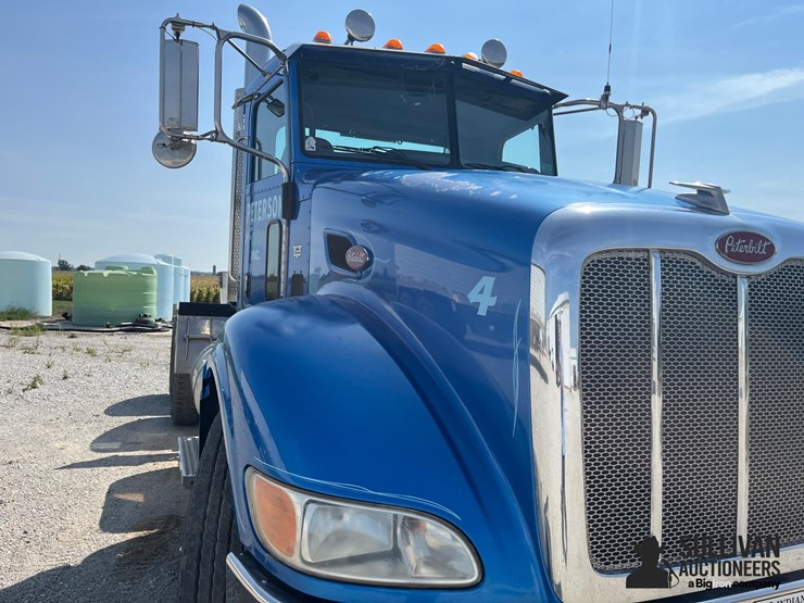 peterbilt-386-image-17