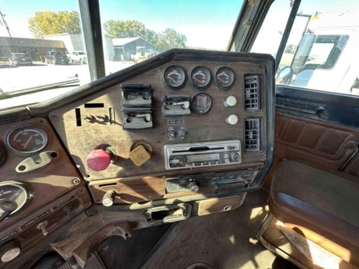 1996-freightliner-bobtail-water-truck-image-39