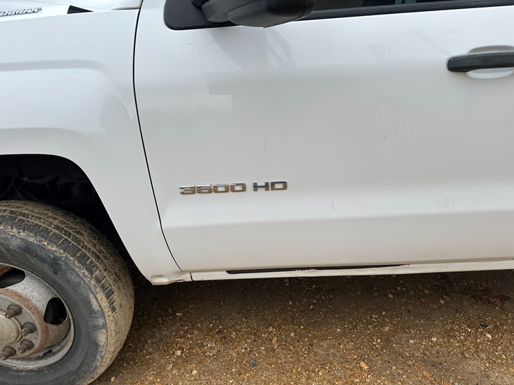 2017-chevrolet-3500hd-image-26