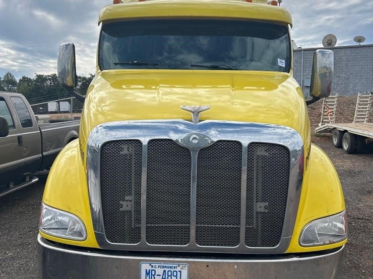 peterbilt-384-image-21