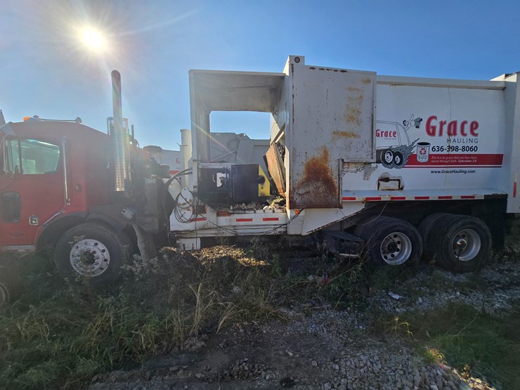 2001-peterbilt-320-image-7