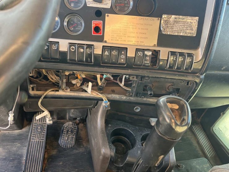 2010-kenworth-t800-image-18