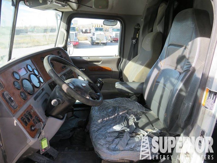 peterbilt-388-image-10