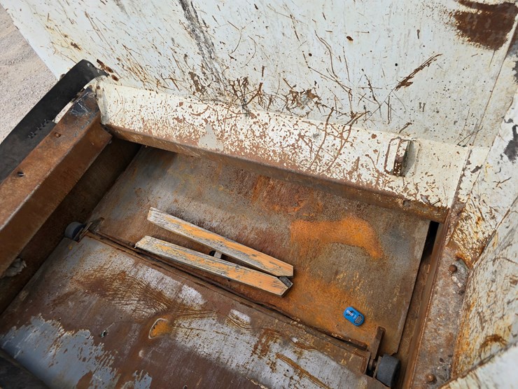 2003-peterbilt-320-image-95