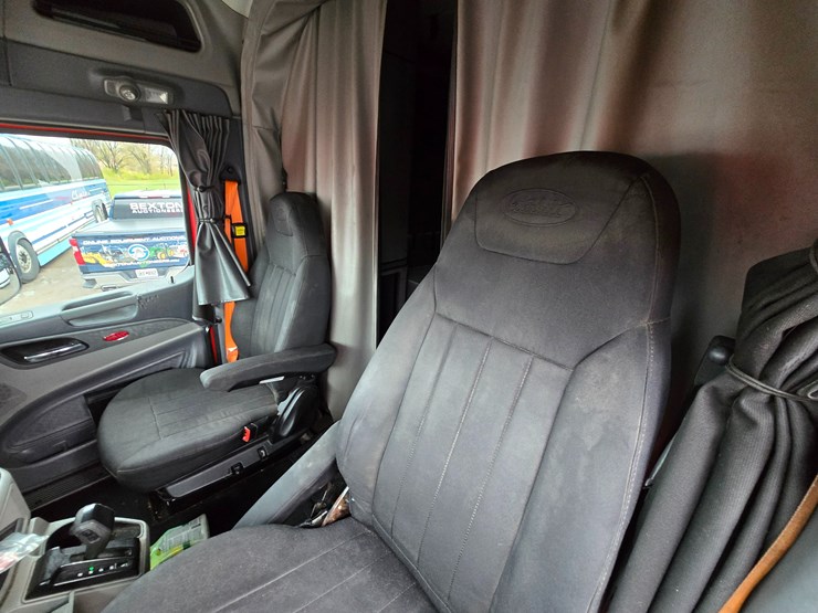 2017-peterbilt-579-image-75