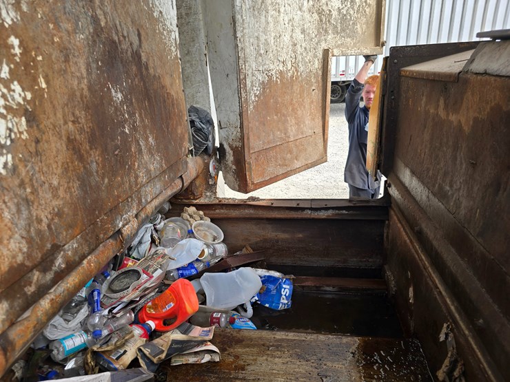 2005-peterbilt-320-image-72