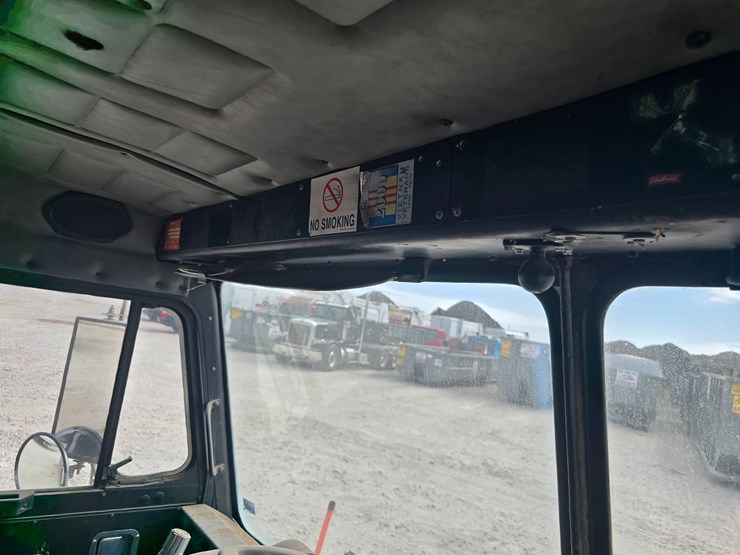 2003-peterbilt-320-image-65