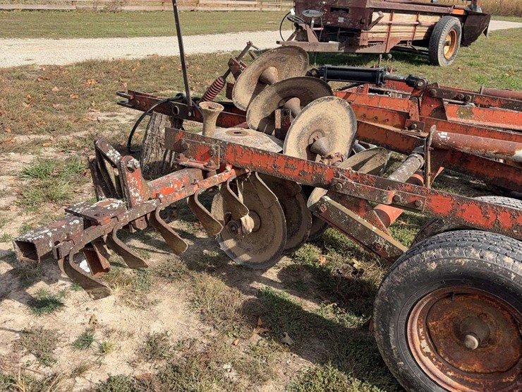 14ft-pull-type-hyd.-disk,-tandem-axle,-newer-tires,-newer-cylinder,-was-using-this-fall,-now-needs-a-new-bearing-and-shaft-on-front-left-side-image-13