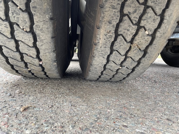 #1043-•-2009-freightliner-semi-(wi-title-in-delay)-image-90