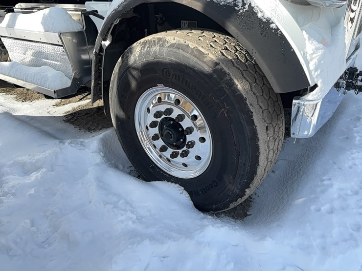 peterbilt-567-image-3