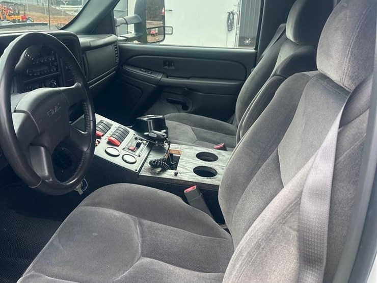 2006-gmc-sierra-3500-image-11