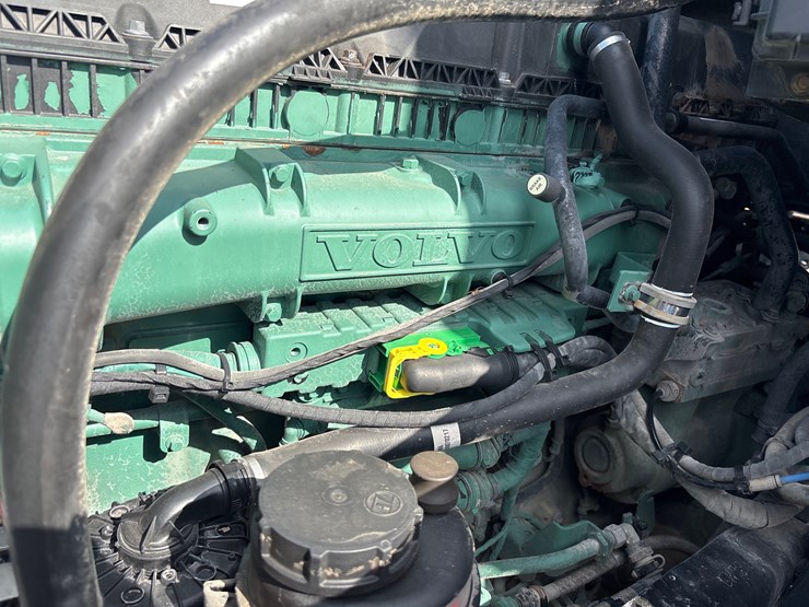 volvo-vnl64t300-image-17