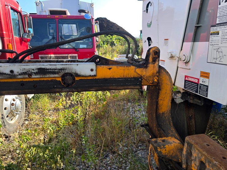 2001-peterbilt-320-image-16