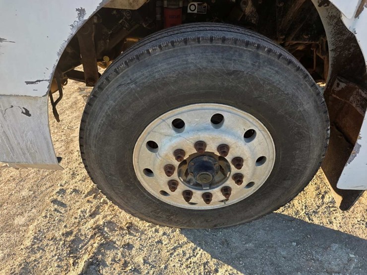 peterbilt-385-image-14