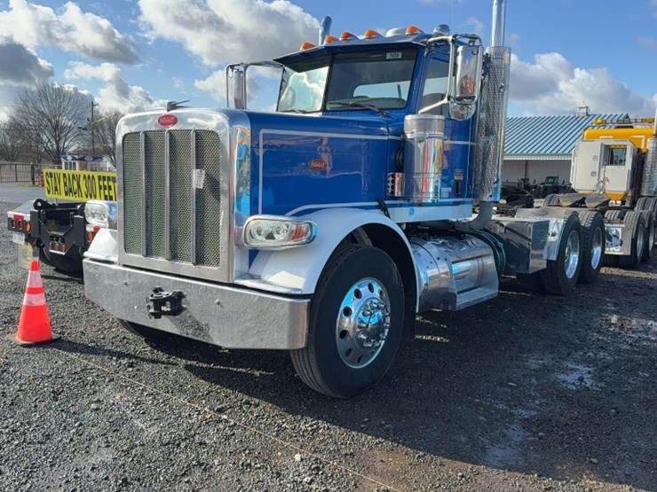 2018-peterbilt-389-image-1