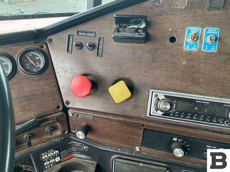 1993-freightliner-fld120-image-64