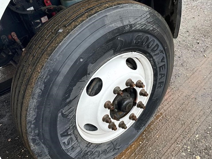 freightliner-business-class-m2-106-image-12