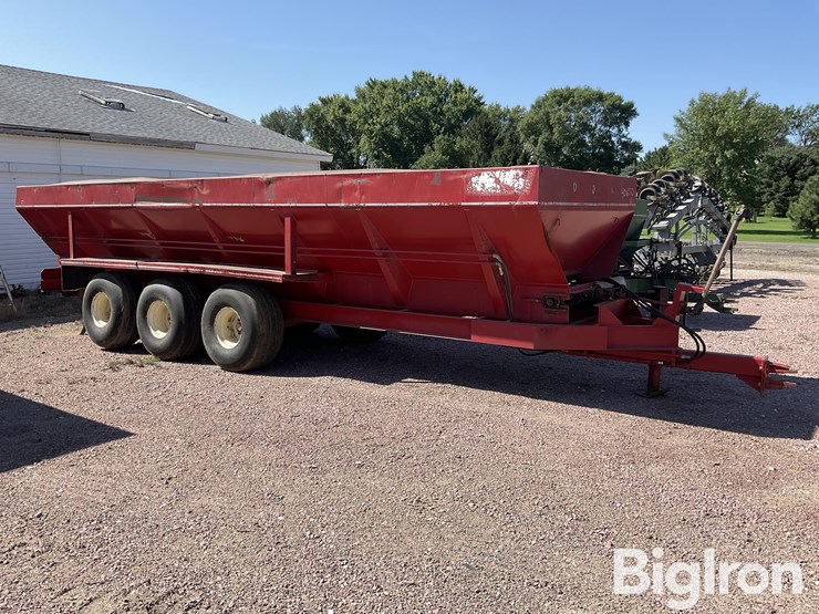 chandler-dry-litter-spreader-image-3